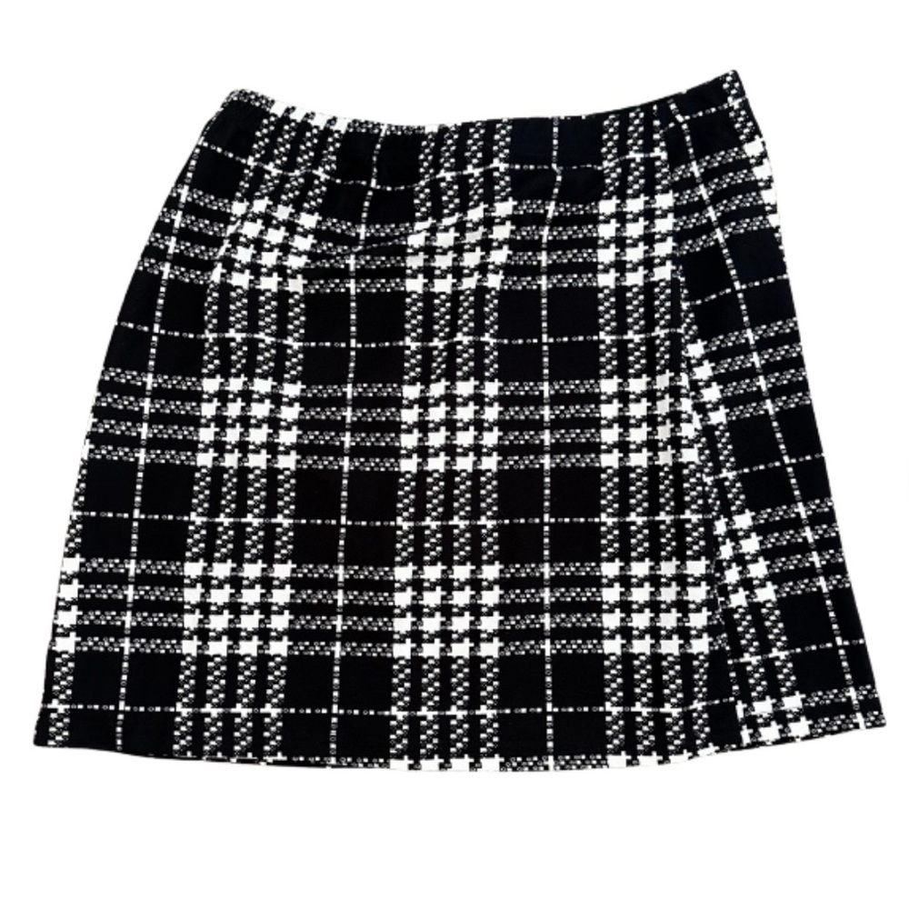 Black & white plaid skirt. XL